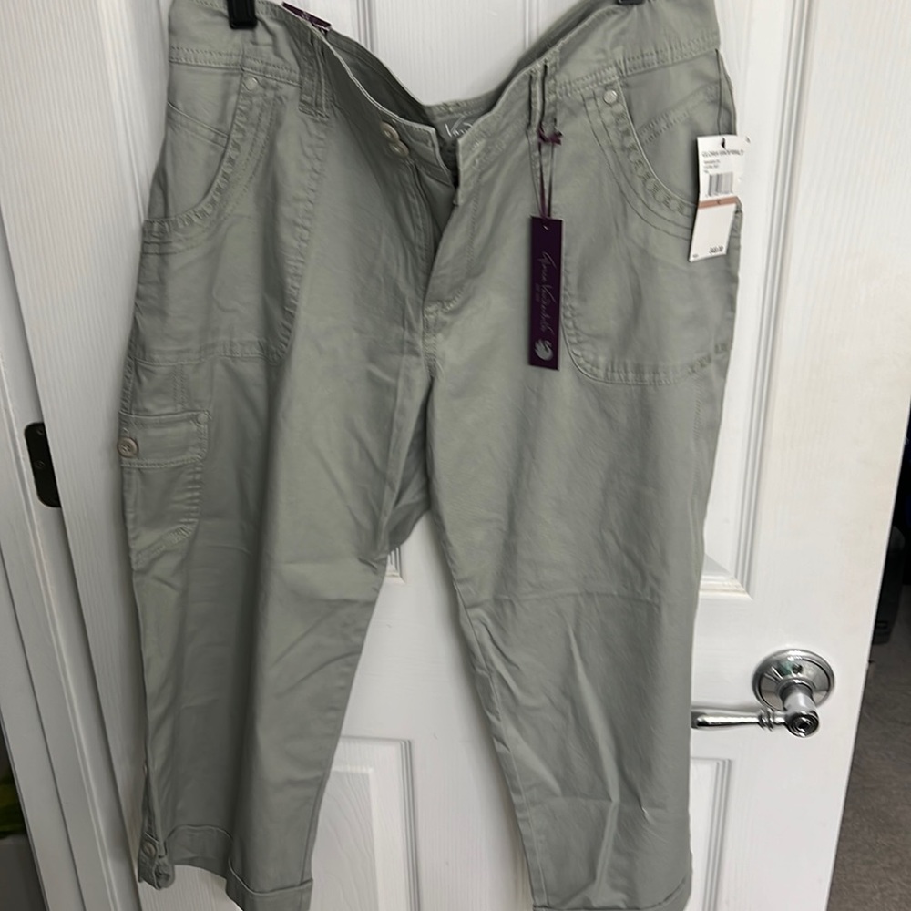 NWT .. Gloria Vanderbilt.. capri pants
